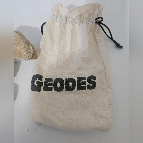 Broken Geodes Quartz - Picture 5 of 5